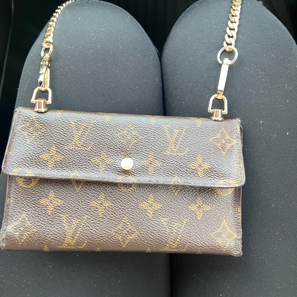 Vintage Louis Vuitton crossbody bag, very used some discoloration